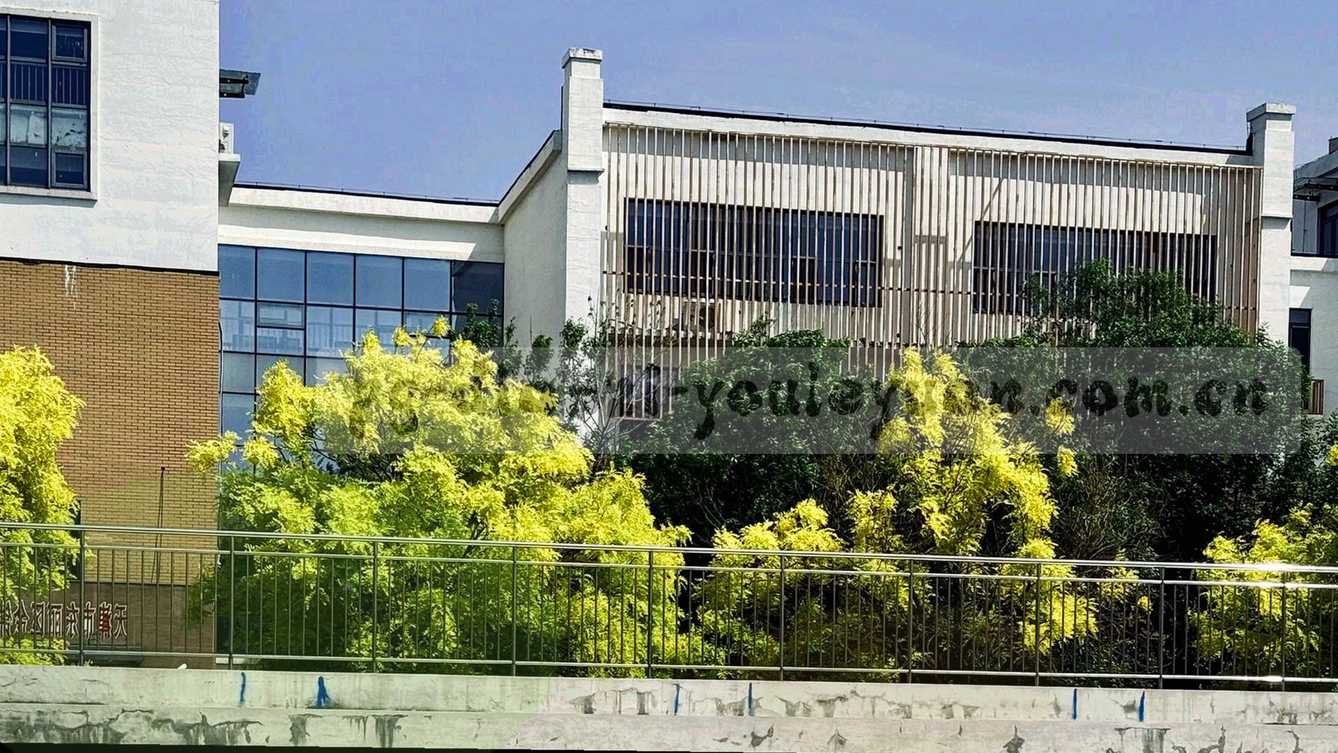 深色背景上的多条光轨沿水平方向汇聚，象征四个版本的迭代路径